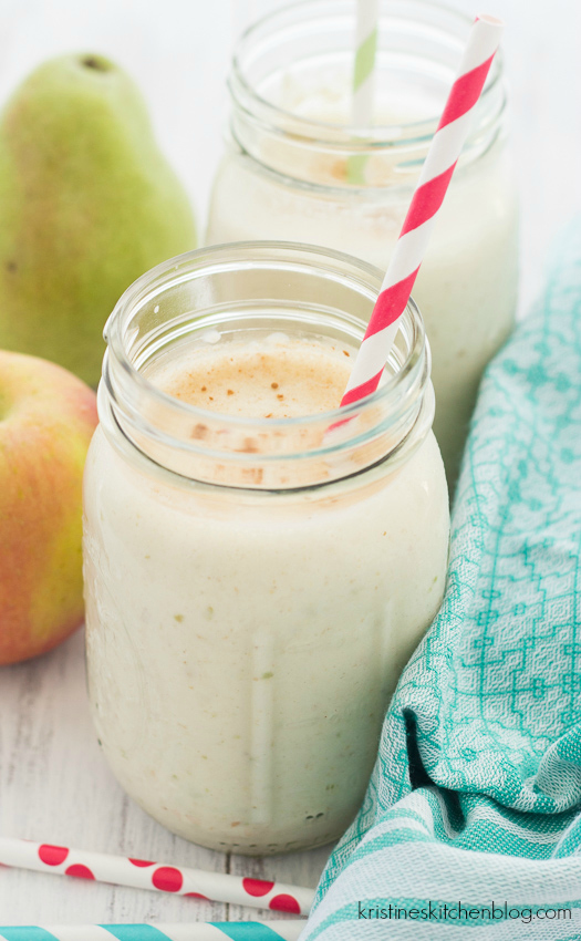 Apple-Pear Oatmeal Smoothie. This healthy breakfast smoothie tastes like apple pie!