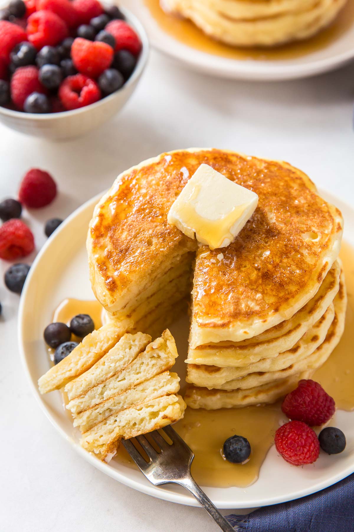 Perfect Fluffy Buttermilk Pancakes - The BEST Soft And Fluffy Pancakes ...