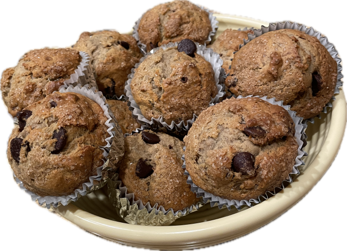 Baked muffins in a bowl.