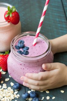 Kid Favorite Oatmeal Breakfast Smoothie! (Blueberry or Strawberry) A healthy breakfast with protein and fiber, perfect for busy back to school mornings!